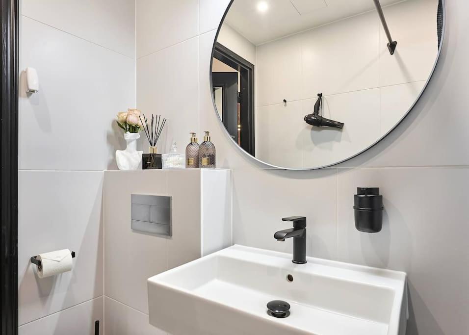 Urban-Glam City Centre Studio With A Gym And Terrace Tallinn Ngoại thất bức ảnh